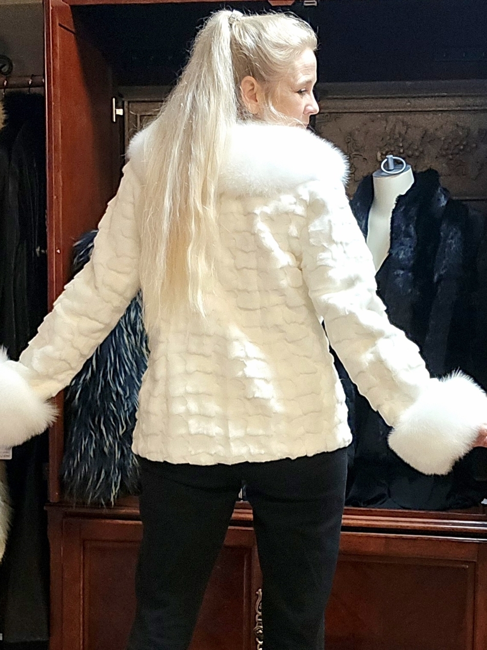 NWT Gorgeous White Mink Fur Coat with White Fox Trim sz M-L - Picture 6 of 17